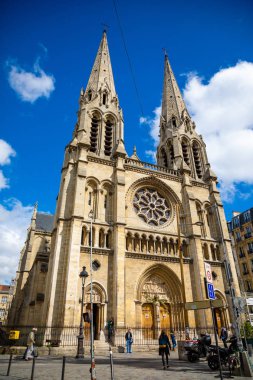 Paris, Fransa - 24.04.2019: Paris'te Saint-Jean-Baptiste de Belleville kilisesi, Fransa