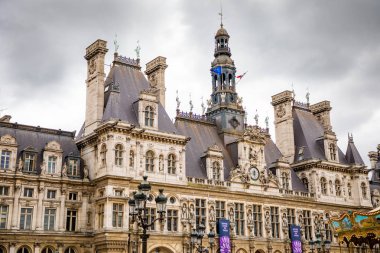 Paris, Fransa - 24.04.2019: Paris'teki Hotel-de-Ville veya City Hall - Paris'in şehir yönetimi nin inşası, Fransa