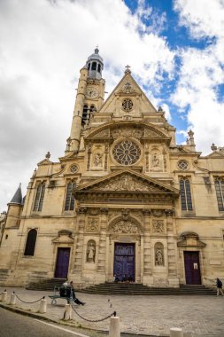 Paris, Fransa - 24.04.2019: Latin Mahallesi'ndeki Saint Etienne du Mont Kilisesi, bulutlu günde Fransız gotik kilisesi, Paris, Fransa