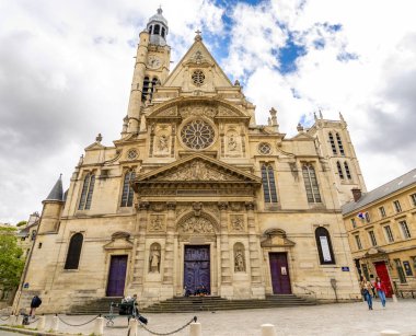 Paris, Fransa - 24.04.2019: Latin Mahallesi'ndeki Saint Etienne du Mont Kilisesi, bulutlu günde Fransız gotik kilisesi, Paris, Fransa