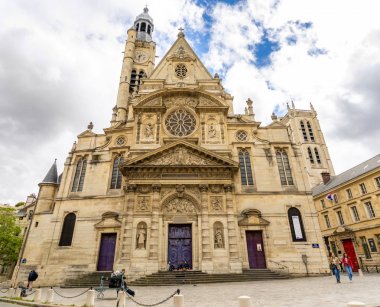 Paris, Fransa - 24.04.2019: Latin Mahallesi'ndeki Saint Etienne du Mont Kilisesi, bulutlu günde Fransız gotik kilisesi, Paris, Fransa