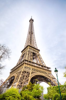 Bulutlu bir günde Paris'teki Eyfel Kulesi'nin dibinden görünüm, Fransa