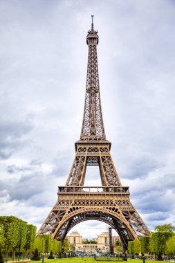 Paris, Fransa - 24.04.2019: Bulutlu bir günde Paris'teki Eyfel Kulesi'nin dibinden manzara, Fransa