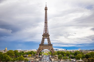 Paris, Fransa - 24.04.2019: Paris, Fransa'da güzel bulutlu gökyüzüne Kule Eyfel havadan görünümü