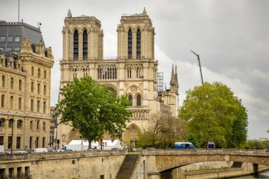 Paris, Fransa - 24.04.2019: Notre Dame de Paris yangından sonra. Yangından sonra devam eden takviye çalışmaları, Katedral'in çökmesini önlemek için, Paris