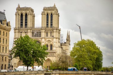 Paris, Fransa - 24.04.2019: Notre Dame de Paris yangından sonra. Yangından sonra devam eden takviye çalışmaları, Katedral'in çökmesini önlemek için, Paris