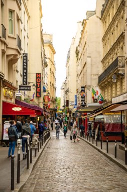 Paris, Fransa - 24.04.2019: Latin Mahallesi. Paris'te eski geleneksel Paris evleri ve kafe arasında Paris Dar sokak, Fransa