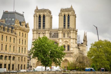 Paris, Fransa - 24.04.2019: Notre Dame de Paris yangından sonra. Yangından sonra devam eden takviye çalışmaları, Katedral'in çökmesini önlemek için, Paris
