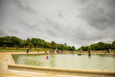 Paris, Fransa - 24.04.2019: Paris'teki Lüksemburg Bahçesi'ndeki Lüksemburg Sarayı yakınlarındaki çeşmede çocuk gemileri