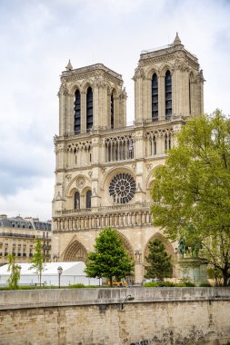 Paris, Fransa - 24.04.2019: Notre Dame de Paris yangından sonra. Yangından sonra devam eden takviye çalışmaları, Katedral'in çökmesini önlemek için, Paris
