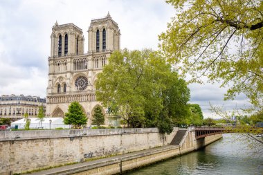 Paris, Fransa - 24.04.2019: Notre Dame de Paris yangından sonra. Yangından sonra devam eden takviye çalışmaları, Katedral'in çökmesini önlemek için, Paris