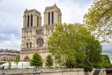 Paris, Fransa - 24.04.2019: Notre Dame de Paris yangından sonra. Yangından sonra devam eden takviye çalışmaları, Katedral'in çökmesini önlemek için, Paris