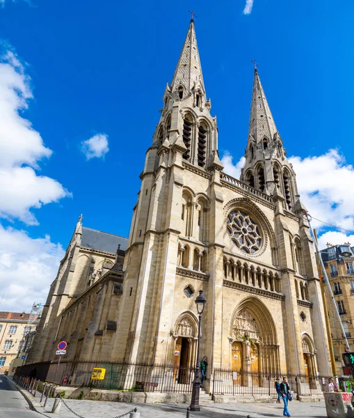 Paris, França - 24.04.2019: Igreja de Saint-Jean-Baptiste de Belleville em Paris, França — Fotografia de Stock