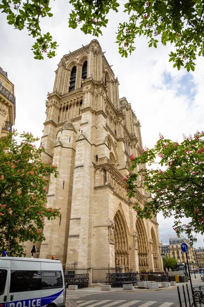 Parigi, Francia - 24.04.2019: Notre Dame de Paris dopo l'incendio. Lavori di rinforzo in corso dopo l'incendio, per evitare il crollo della Cattedrale, Parigi — Foto Stock