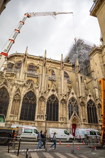 Parigi, Francia - 24.04.2019: Notre Dame de Paris dopo l'incendio. Lavori di rinforzo in corso dopo l'incendio, per evitare il crollo della Cattedrale, Parigi — Foto Stock