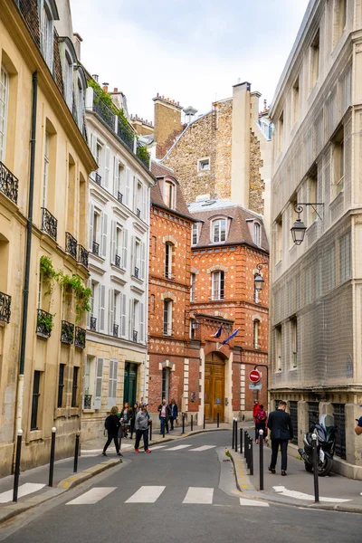 Paris, France - 24.04.2019: Old street in Paris, France. Cozy cityscape of Paris. Architecture and landmarks of Paris. — Stock Photo, Image