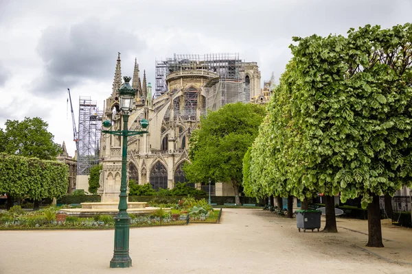 Paryż, Francja-24.04.2019: Notre Dame de Paris po pożarze. Wzmocnienie prac w toku po pożarze, aby zapobiec katedrze do upadku, Paryż — Zdjęcie stockowe