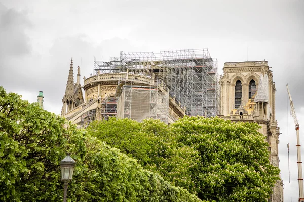 Paris, França 24.04.2019: Notre Dame de Paris após o incêndio. Reforço em andamento após o incêndio, para evitar o colapso da Catedral, Paris — Fotografia de Stock