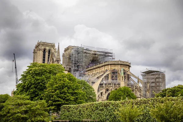 Paris, França 24.04.2019: Notre Dame de Paris após o incêndio. Reforço em andamento após o incêndio, para evitar o colapso da Catedral, Paris — Fotografia de Stock