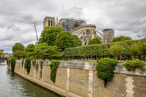 Parigi, Francia - 24.04.2019: Notre Dame de Paris dopo l'incendio. Lavori di rinforzo in corso dopo l'incendio, per evitare il crollo della Cattedrale, Parigi — Foto Stock