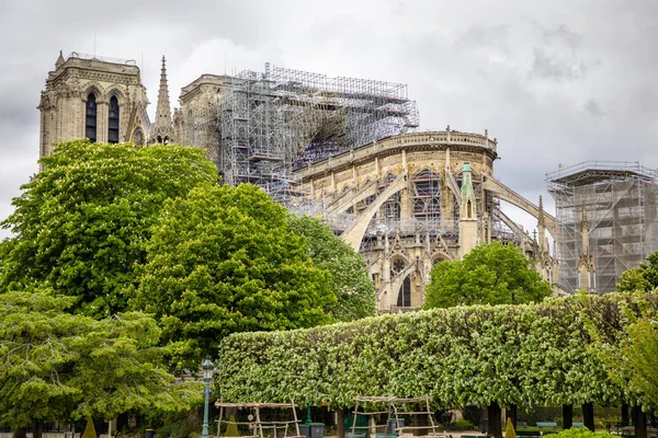 Paryż, Francja-24.04.2019: Notre Dame de Paris po pożarze. Wzmocnienie prac w toku po pożarze, aby zapobiec katedrze do upadku, Paryż — Zdjęcie stockowe