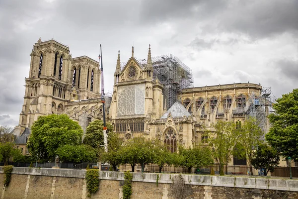 Paris, França 24.04.2019: Notre Dame de Paris após o incêndio. Reforço em andamento após o incêndio, para evitar o colapso da Catedral, Paris — Fotografia de Stock