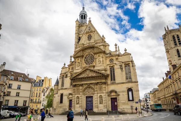 Paryż, Francja-24.04.2019: Saint Etienne Du Mont Church w dzielnicy Łacińskiej, francuski kościół gotycki w pochmurny dzień, Paryż, Francja — Zdjęcie stockowe