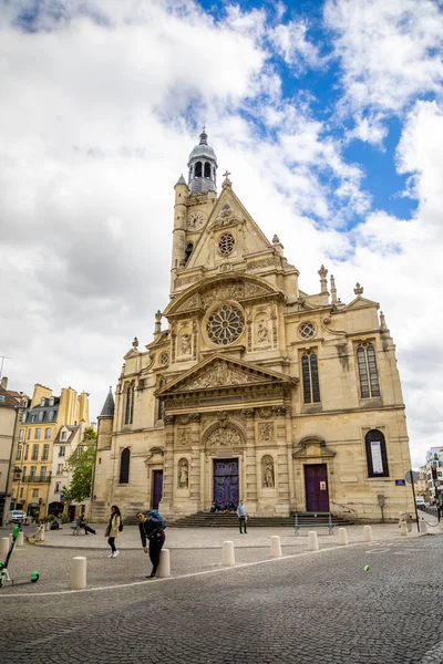 Parigi, Francia - 24.04.2019: Chiesa di Saint Etienne du Mont nel Quartiere Latino, chiesa gotica francese nel giorno nuvoloso, Parigi, Francia — Foto Stock