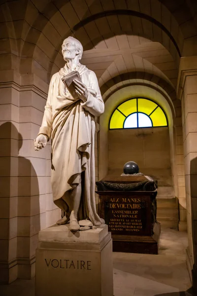 París, Francia - 24.04.2019: Tumba y estatua de Voltaires en la cripta del Panteón en París, Francia — Foto de Stock