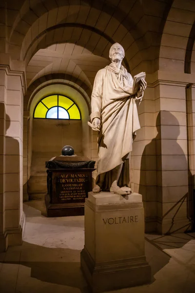 París, Francia - 24.04.2019: Tumba y estatua de Voltaires en la cripta del Panteón en París, Francia — Foto de Stock
