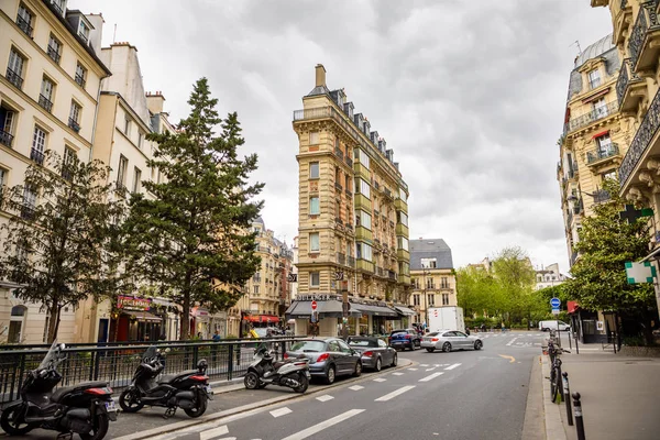 Paris, France - 24.04.2019: Old street in Paris, France. Cozy cityscape of Paris. Architecture and landmarks of Paris — Stock Photo, Image