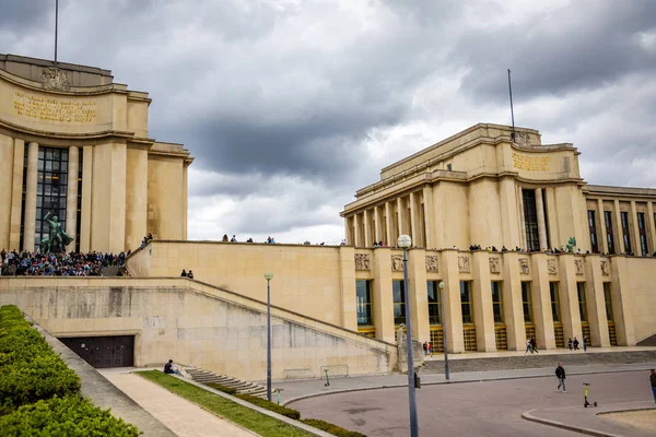 París, Francia - 24.04.2019: Hermoso edificio de jardines de Tracadero en la colina de Chaillot en París, Francia — Foto de Stock