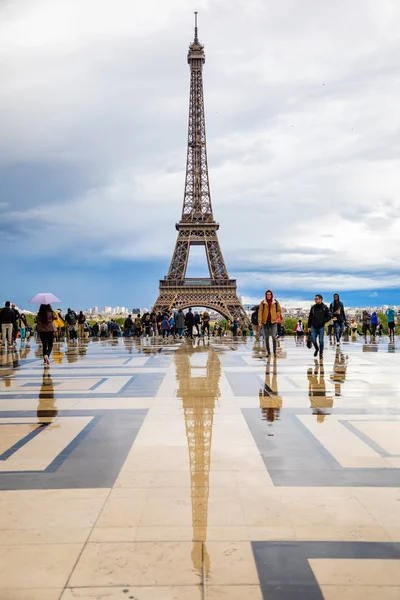 Paryż, Francja-24.04.2019: widok lotniczy wieży Eiffla na pięknym zachmurzonego nieba w Paryżu, Francja — Zdjęcie stockowe