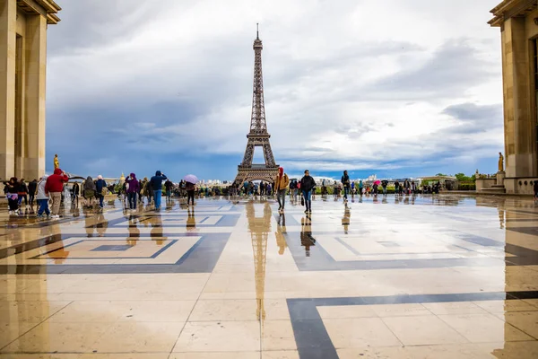Parijs, Frankrijk-24.04.2019: luchtfoto van Tower Eiffel op prachtige bewolkte hemel in Parijs, Frankrijk — Stockfoto