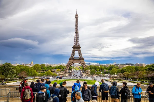Paris, Franciaország-24.04.2019: légifelvétel a Tower Eiffel a gyönyörű felhős ég Párizsban, Franciaországban — Stock Fotó