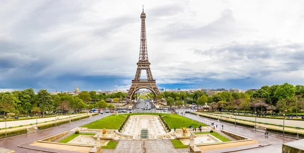 Paris, França - 24.04.2019: Vista aérea da Torre Eiffel sobre um lindo céu nublado em Paris, França — Fotografia de Stock
