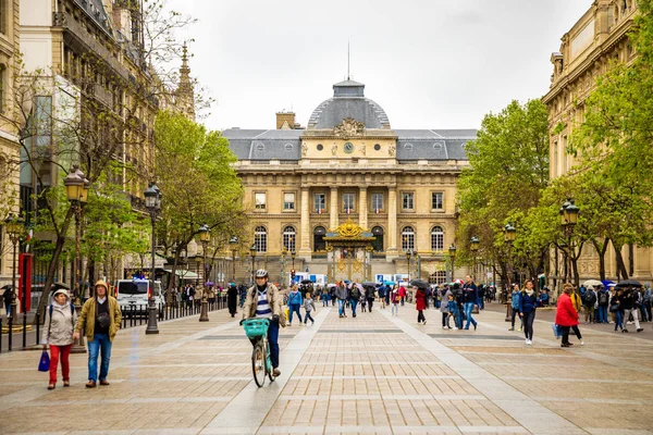 巴黎， 法国 - 25.04.2019： 司法宫与人们在广场的广场下一个建筑，法国 — 图库照片