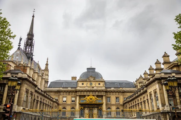 Paryż, Francja-25.04.2019: Palais de Justice z ludźmi na placu obok budynku w Paryżu, Francja — Zdjęcie stockowe