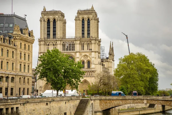 Paris, Fransa - 24.04.2019: Notre Dame de Paris yangından sonra. Yangından sonra devam eden takviye çalışmaları, Katedral'in çökmesini önlemek için, Paris