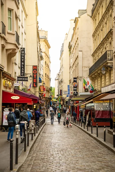 Paris, France - 24.04.2019: Latin Quarter. Narrow street of Paris among old traditional parisian houses and cafe in Paris, France — Stock Photo, Image