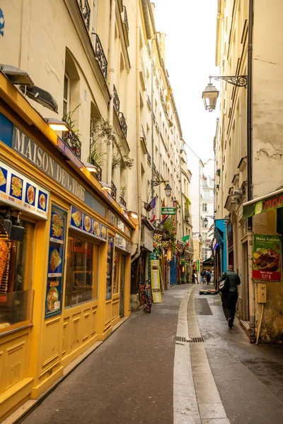 Paris, France - 24.04.2019: Latin Quarter. Narrow street of Paris among old traditional parisian houses and cafe in Paris, France — Stock Photo, Image