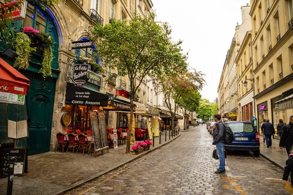 Paris, France - 24.04.2019: Latin Quarter. Narrow street of Paris among old traditional parisian houses and cafe in Paris, France — Stock Photo, Image