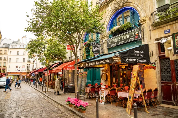 Paris, Franciaország-24.04.2019: Latin Quarter. Párizs szűk utcája, régi tradicionális párizsi házak és kávézók között, Párizsban, Franciaországban. — Stock Fotó