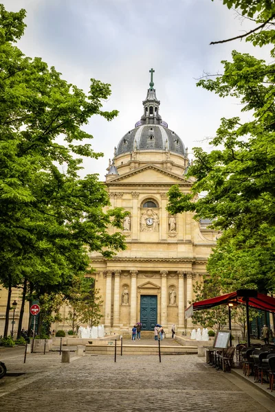 Parijs, Frankrijk-24.04.2019: Sorbonne Square en college de Sorbonne, een van de eerste colleges van de middeleeuwse Universiteit in Parijs, Frankrijk — Stockfoto