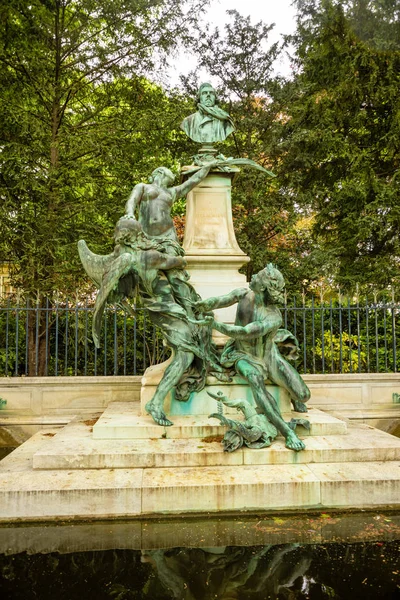 Παρίσι, Γαλλία-24.04.2019: ένα από τα γλυπτά στον κήπο του Λουξεμβούργου στο Παρίσι, Γαλλία — Φωτογραφία Αρχείου