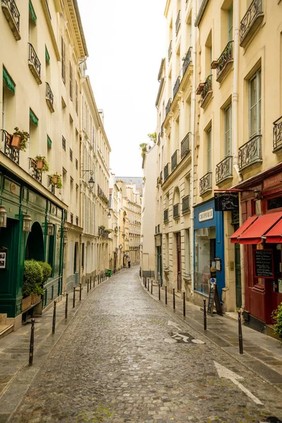 Paris, France - 24.04.2019: Old street in Paris, France. Cozy cityscape of Paris. Architecture and landmarks of Paris. — Stock Photo, Image