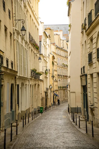 Paris, France - 24.04.2019: Old street in Paris, France. Cozy cityscape of Paris. Architecture and landmarks of Paris. — Stock Photo, Image