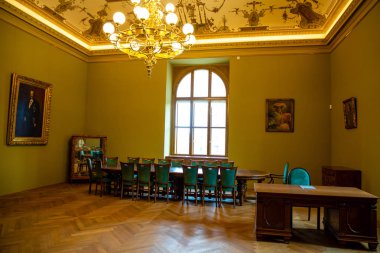 Prag, Çek Cumhuriyeti - 06.05.2019: Çek Cumhuriyeti Prag'da 2018 yılında yenilenen binada Ulusal Müze Sergisi