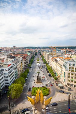 Prag, Çek Cumhuriyeti - 06.05.2019: Prag Ulusal Müzesi'nden Wenceslas Meydanı'nın havadan görünümü, Çek Cumhuriyeti