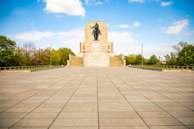 Prag, Çek Cumhuriyeti - 06.05.2019: Jan Zizka Heykeli Prag, Çek Cumhuriyeti'nin Zizkov ilçesindeki Vitkov Parkı'ndaki Ulusal Anıtın tepesinde